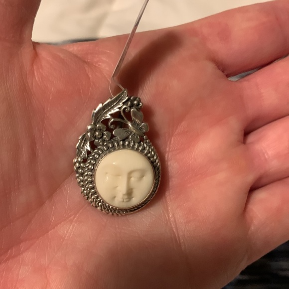 COPY - Bone carved face pendant - Picture 2 of 3